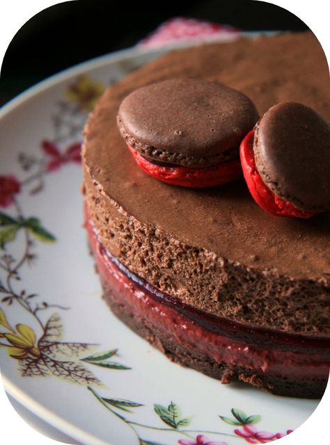 Mon quatre heures bricoleur: L'expérience de l'entremets : chocolat-framboise et sa variante orange - macarons sur le même ton Something Sweet, Mini Cheesecake, Macarons, New Recipes, Food Blogger, Food Photography, Cheesecake, Favorite Recipes, Birthday Cake