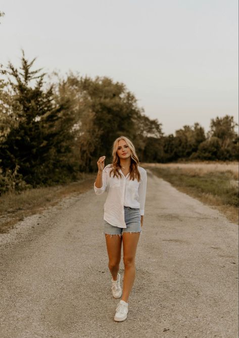 Cute Simple Senior Picture Outfits, Senior Photos With Family, Easy Senior Photo Poses, Senior Picture Ideas Road, Cute Solo Poses, Senior Pics Outfits, Casual Senior Picture Outfits, Cute Senior Picture Ideas, Walking Pics