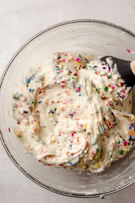 funfetti dip Cake Batter Frosting, Cake Batter Aesthetic, Sweet Party Dips, Edible Cake Batter Recipe, Confetti Dip Recipe, Edible Cake Batter, Cream Cheese No Bake, Cool Whip Cake, Funfetti Cake Dip