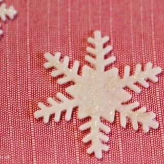 How to make fondant snowflakes Fondant Snowflakes, Winter Wonderland Cake, Wonderland Cake, Cake With Fondant, Sugar Flowers, Fondant Cakes, Christmas Cake, Themed Cakes, Maple Leaf Tattoo