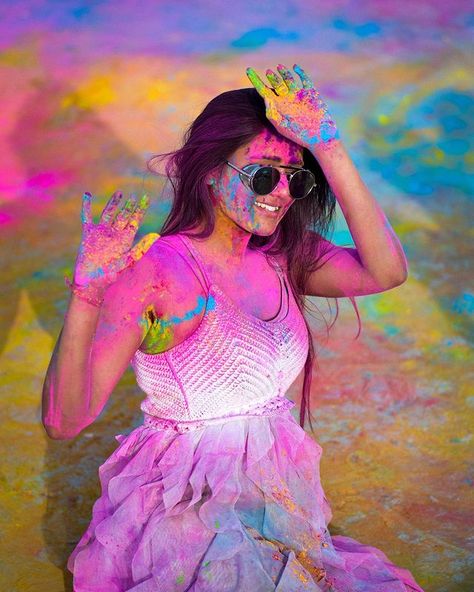 Garima Chaurasia 💙 on Instagram: “Make a splash this holi to spread cheer & joy all around 🥳 Wishing you all happy safe & colourful holi guysss💙🧡❤️💜♥️💚 . Buraaa naaa maanooo…” Holi Background Hd New, Holi Background Hd, Holi Dp, Holi Greeting Cards, Holi Background, Garima Chaurasia, Holi Wishes Images, Dp Girl, Holi Photo