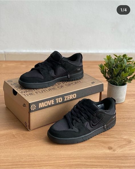 Black Shoes Sneakers Women, Cool Black Shoes, Nike Black Sneakers, Dark Sneakers, Black Shoes Outfit, Snicker Shoes, Pretty Sneakers, Skater Shoes, Trendy Shoes Sneakers