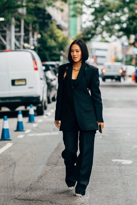 Fall New York Outfits, Tiffany Hsu, New York Winter Fashion, 2020 Street Style, New York Outfits, Celebrity Style Inspiration, New York Fashion Week Street Style, Big Mood, Nyc Girl