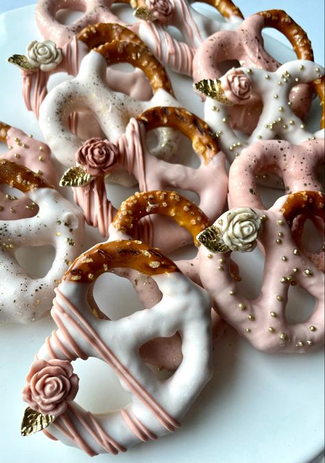 Sweet Sixteen Desserts, Chocolate Covered Wedding Treats, Dusty Rose Dessert Table, Chocolate Dipped Pretzels Wedding, Quince Treats Table, Dessert Ideas For Quinceañera, Pink And Gold Treats, Rose Gold Chocolate Covered Oreos, Pink Dipped Pretzels