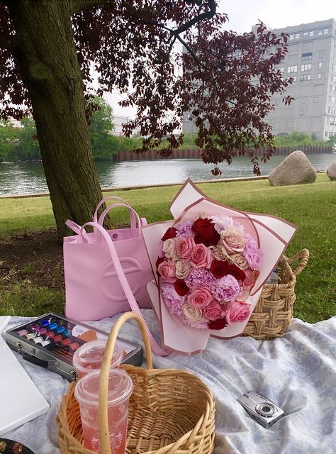 picnic date <3 #flowers#bouquet#picnic#aesthetic Flowers Picnic, Aesthetic Picnic, Picnic Aesthetic, Picnic Date, Aesthetic Picture, Flowers Aesthetic, Bouquet Of Flowers, Pink Princess, Flowers Bouquet