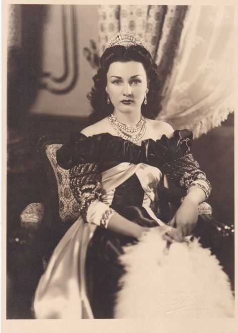 Queen Fawzia, Fawzia Fuad Of Egypt, Princess Fawzia, Farah Diba, The Shah Of Iran, History Queen, Egyptian Beauty, Elite Fashion, Fancy Gowns