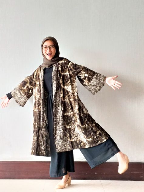 #ootd #outfit #outer #batik #black #hijab Outer Hijab Outfits Long Cardigan, Black Outer Outfit, Long Outer Outfits, Outer Hijab Casual, Long Outer Hijab, Outfit Outer Hijab, Outer Batik Modern Hijab, Outer Outfit Casual, Outer Batik Long