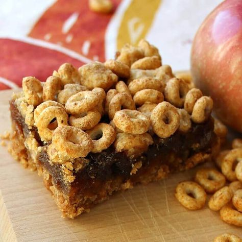 Pumpkin Spice Cheerios create a flavorful, crunchy base and topping for a thick, cooked apple spread. Use gluten free flour to make these gluten free! Cheerio Recipes, Pumpkin Cheerios, Pumpkin Spice Cheerios, Fall Recipes Snacks, Cheerios Recipes, Sweet Bars, Cheerios Cereal, Cozy Fall Recipes, Apple Bars