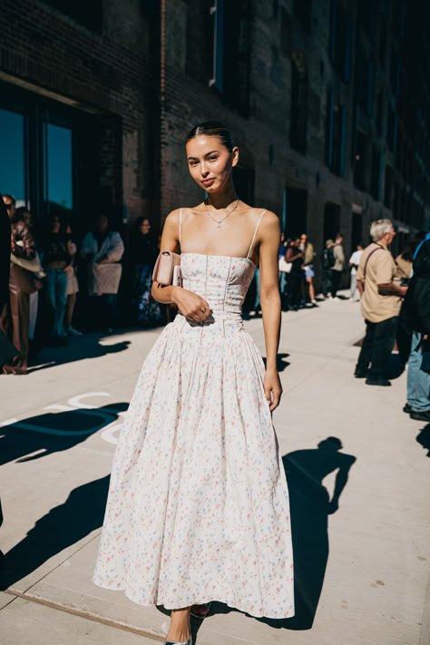 New York Fashion Week Spring Summer 2025 Street Style, Fall Outfits New York Fashion Summer, New York Fashion Week Outfits, Outfits Simples, Sydney Fashion Week, Pretty Poses, Thirty Flirty And Thriving, Elegant Summer Outfits, Fashion Vision Board, Visenya Targaryen