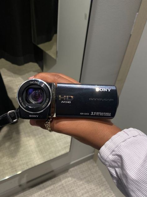 Sony Hdr Cx405, Start Vlogging, Retro Room Ideas, Sony Handycam, Sony Digital Camera, Teenage Romance, Film Photography Tips, Cute Camera, Retro Gadgets