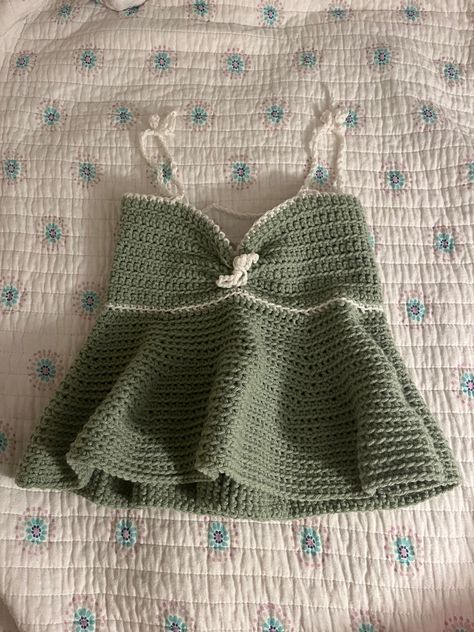 Cute Green Crochet Ideas, Green Top Crochet, Crochet Ideas With Green Yarn, Cute Summer Crochet Tops, Crochet Green Top, Crochet Ideas For Summer, Crochet Coquette Top, Green Yarn Crochet Ideas, Green Crochet Ideas