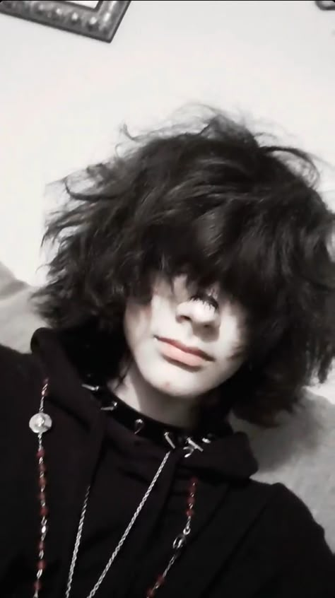 Emo Masc Hair, Scenecore Hairstyle, Hairstyles For Trans Men, Gender Fluid Haircuts Short Hair, Femboy Hair Ideas, Transmasc Hairstyles, Emo Fluffy Hair, Hair Due Ideas, Black Hair Streaks