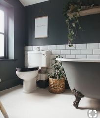 Easy Bathroom Makeover, Happy Decor, Design Interior Baie, Ideas Baños, Decor Drawing, Dark Bathrooms, Bathroom Color Schemes, Decoration Flowers, Bad Inspiration