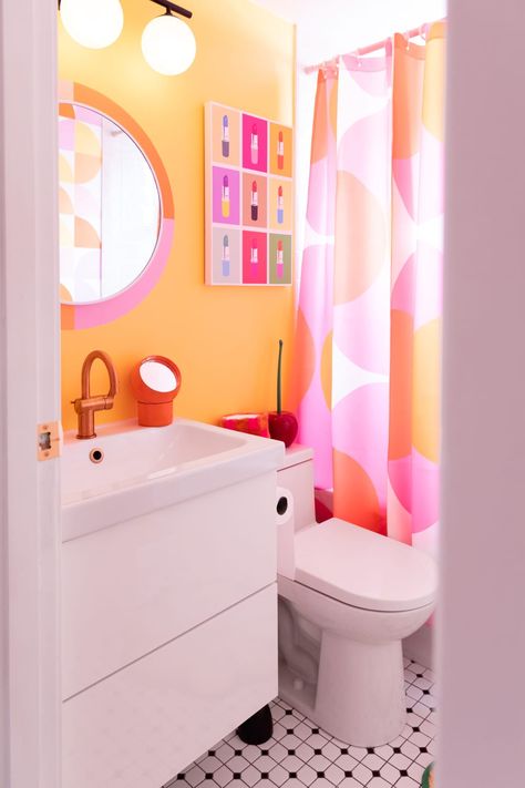 Pink And Yellow Interior Design, Small Colourful Bathroom, Fun Bathroom Colors, Groovy Apartment, Hanging Plants Ideas, Bathroom Color Ideas, Painted Shower Tile, Blue Green Bathrooms, Vibrant Bathroom