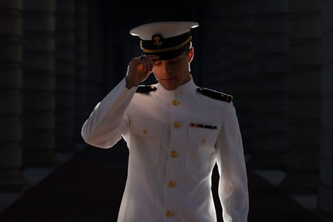 What to Expect During Your Midshipmen Photography Session at the USNA - kellyeskelsenphotography.com Navy Photoshoot, Stalls Ideas, Wattpad Vibes, Graduation Shoot, Arab Men Fashion, Senior Photoshoot Poses, Photography Men, Invisible String, Navy Chief