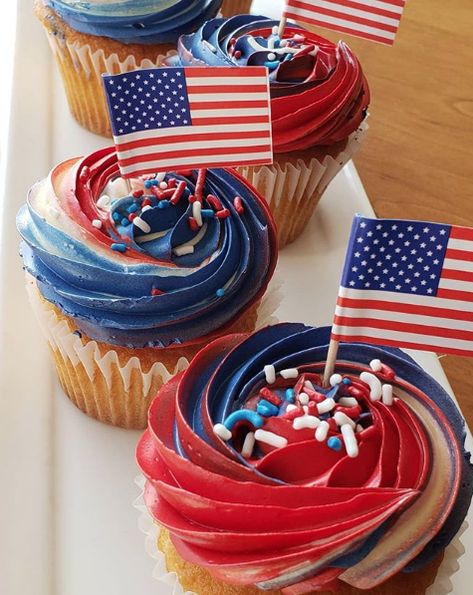 Even if you're feeling a little less than patriotic this 4th of July, our flag cupcakes are still perfect for your bbq! Independence Day Cupcakes, American Flag Cupcakes, 4th Of July Cupcakes Ideas, Fourth Of July Cupcake Ideas, Patriotic Cupcakes Ideas, 4th Of July Cupcake Ideas, Firework Cupcakes, July 4th Cupcakes, America Cupcakes