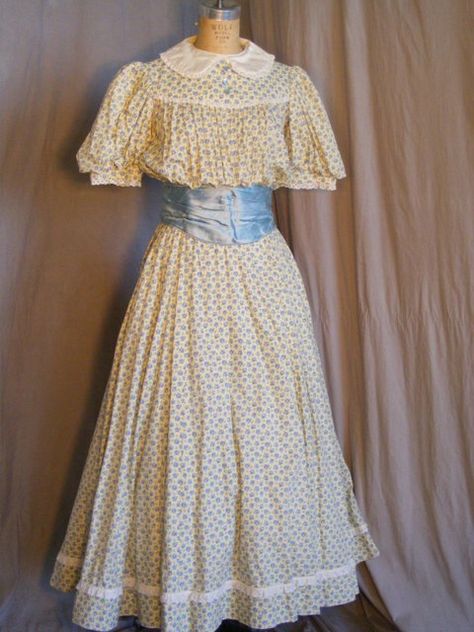 Lauren's dream/party dress? This would flow really lovely in the ballet. Oklahoma « Maine State Music Theatre Costume Rental Oklahoma Musical Costumes, Oklahoma Costumes, Oklahoma Musical, Carousel Ideas, Oklahoma Fashion, Music Man Costumes, Musical Costumes, 1800's Dress, Vintage Prairie Dress