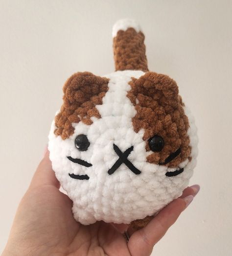 Handmade small crochet stuffed cat loaf. Pattern by @anniecarrawayart Cute Cat Crochet, Loaf Cat Crochet Pattern Free, Gato A Crochet, Mini Loaf Cat Crochet Pattern, Crochet Loaf Cats, Mini Cat Crochet, Loaf Cat Amigurumi, Cat Plushie Crochet, Tiny Cat Crochet