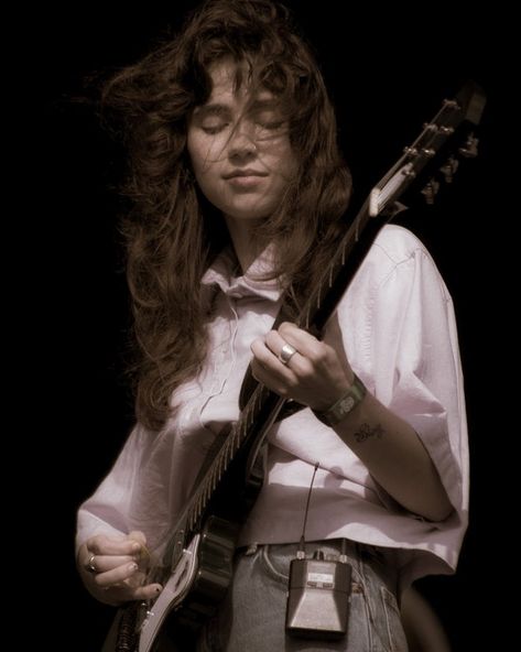 Clairo Cotrill Clairo With Guitar, Clairo Edit, Clairo Wallpapers, Clario Singer, Tabs Guitar, Miss Claire, Claire Cottrill, Slow Dance, Women In Music