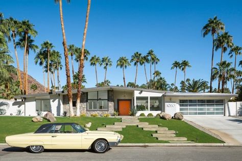 This Iconic House is The Epitome of Palm Springs’ Midcentury Architecture - Mid Century Home Palm Springs Houses, Midcentury Architecture, Palm Springs Style, Modern Properties, Mid Century Architecture, Casa Exterior, Old Car, Mid Century Modern House, Mid Century House