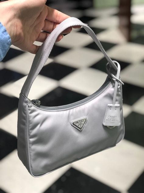 Asian Influencers, Mini Prada Bag, Prada Re Edition Bag, Mini Bag Outfit, Prada Bag Outfit, Prada Re Edition 2000, Prada Nylon Bag, Grey Handbag, Prada Re Edition