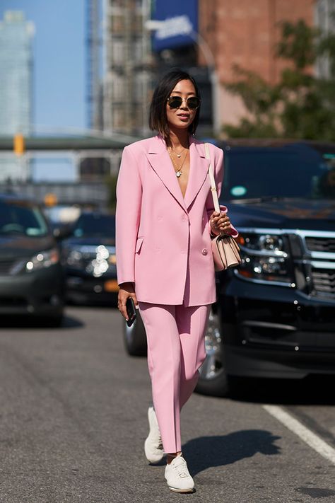 20 Cool Ways to Show Off Your Chunky Sneakers Walking Down The Street, Mode Tips, Mode Costume, New York Fashion Week Street Style, Business Suits, Blazer Outfit, Minimalistic Style, Pink Suit, Streetstyle Fashion