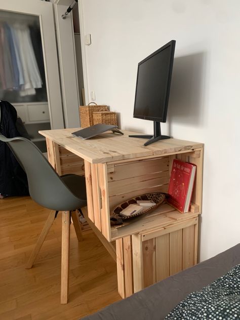 Wooden Crate Desk, Wood Crate Desk, Muebles Caseros Ideas, Diy Small Desk, Wooden Crates Desk, Small Wooden Desk, Crate Desk, Small Room Interior, Pallet Desk