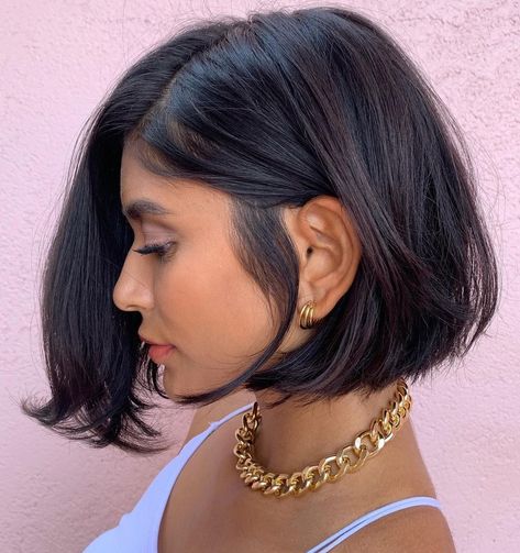 Chin-Length Layered Bob for Wavy Hair Chin Length Hair With Layers Texture, Straight Bob With Curtain Bangs, Chin Length Hair With Curtain Bangs, Short Chin Length Hair, Short Bob With Layers, 2023 Bob Haircuts, Timeless Haircut, Shaggy Layers, Chin Length Haircuts