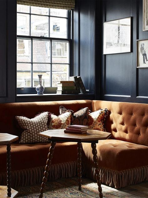 Soho House’s British Design Style Is the Cozy Look We All Need Right Now British Decor, Charcoal Walls, English Interior, British Interior, English Decor, Room Screen, Banquette Seating, Soho House, British Design