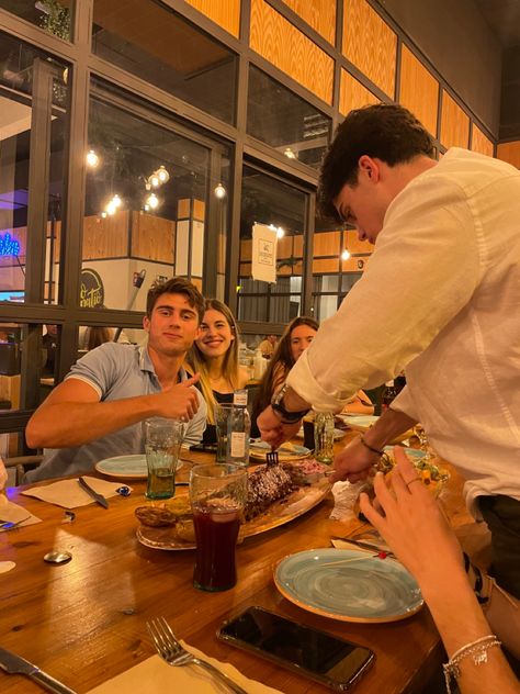 Restaurant Group Photo, Family Dinner Restaurant, Eating With Friends, Friends Party Night, Diner Aesthetic, Blonde Hair Green Eyes, Friendship Photoshoot, Lunch With Friends, Big Friends