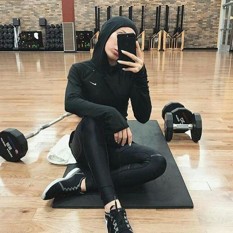 Hijab Sport Style, Modest Workout Clothes, Hijabi Styles, Does It Really Matter, Modest Workout, Sports Hijab, Exercise Clothes, Basketball Nike, Stile Hijab