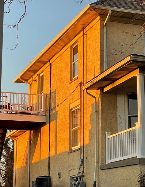 Sunrise House, Golden Hour Lighting, Golden Yellow Aesthetic, Golden Hour Drawing, Golden Hour Painting Aesthetic, Golden Hour Architecture, Golden Hour Landscape, City Golden Hour Aesthetic, Building Sunset Aesthetic