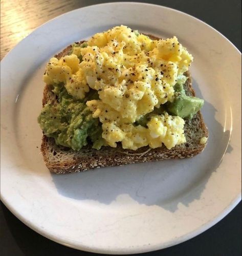 Avocado Toast With Scrambled Egg, Avocado With Egg, Avocado And Egg Toast, Scrambled Egg Recipes, Avocado Egg Toast, Avocado Toast With Egg, Eggs And Avocado, Eggs And Toast, Egg On Toast