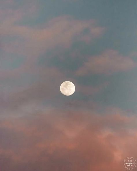 𝐋𝐀𝐌𝐁 𝐭𝐡𝐞 𝐥𝐚𝐛𝐞𝐥 on Instagram: “Be the moon And inspire others Even when you are far from full. You would be surprised at who was watching your journey throughout all of…” Lost In The Moment, Moon Sunset, Era Victoria, Cotton Candy Sky, Magical Rainbow, Moon Photography, Pink Sunset, The Full Moon, Sunset Sky