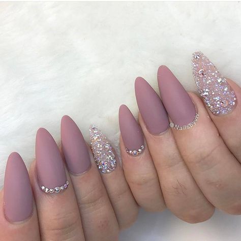 213 Likes, 3 Comments - dailycharme (@daily_charme) on Instagram: “Love these! By @nailsbyviv featuring our Swarovski crystal pixie in Cute Mood, shop for it at…” Gold Leaf Nails, Leaf Nails, Matte Nail Art, Nails Art Designs, Black Acrylic Nails, Swarovski Nails, Unique Nails, Classy Nails, Bling Nails