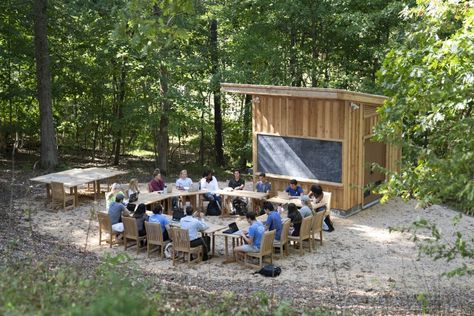 The Columns » New Classroom Takes Learning Outdoors » Washington and Lee University School Outdoor Classroom, School Outdoor Area, Forest Classroom, Washington And Lee University, Classroom Arrangement, Outdoor Learning Spaces, Nature School, Outdoor Education, Areas Verdes