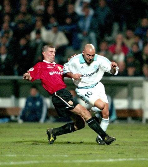 Marseille 1 Man Utd 0 in Oct 1999 at Stade Velodrome. Roy Keane tackles Ivan de la Pena in the Champions League, group stage. Roy Keane Tackle, Roy Of The Rovers, Man Utd Crest, Roy Keane, Man Utd, Champions League, Manchester United, Manchester, The Unit