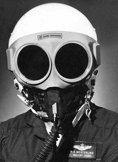 Nuclear Blast, B 52 Stratofortress, Astronaut Helmet, Power Armour, Storm Trooper, Gas Mask, 영감을 주는 캐릭터, Read Image, Dieselpunk