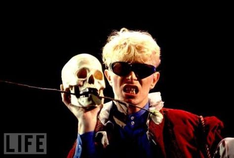 Bowie Meditating Upon a Skull | The Genealogy of Style Teeth Photo, David Bowie Starman, Bowie Starman, Famous Photos, Major Tom, David Lee, Rolling Stones Magazine, Soundtrack To My Life, Rock And Roll Bands