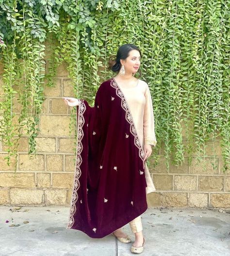 Shawl Pakistani, Pakistani Makeup Looks, Dupatta Designs Ideas, Pakistani Makeup, Haldi Outfits, Velvet Dress Designs, Satin Fashion, Velvet Shawl, Modest Dresses Casual