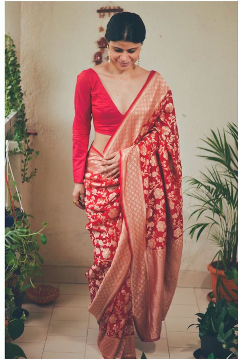 Red Benarasi Saree Look, Red Banarasi Saree Blouse Designs Latest, Banasari Saree Blouse Design, Kalyani Shahi, Benarasi Blouse Design, Chakori Ethnic, Red Banarasi Saree, Tamil Bride, Georgette Banarasi Saree