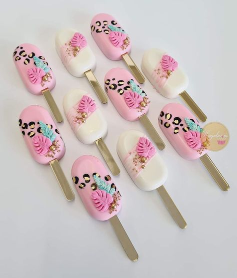 Pink Safari Treats, Pink Safari Cake Pops, Jungle Cake Pops, Paleta Magnum, Safari Baby Girl, Pop Cupcakes, Party Cupcakes, Jungle Cake, Safari Cakes