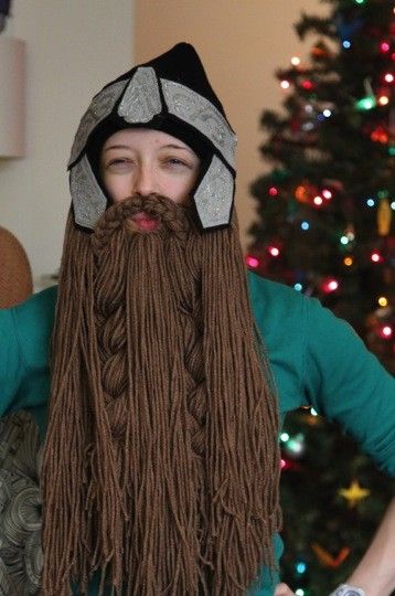 DIY: a hobbit (and gimli) inspired dwarf beard-hat tutorial! (no knitting or sewing required) Hobbit Cosplay, Hobbit Costume, Yarn Beard, Hobbit Party, Diy Beard, Beard Hat, Viking Hat, Book Day Costumes, Geek Crafts