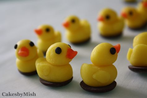 Marzipan ducks on the march Marzipan Figures Easy, Marzipan Sculpture, Easy Cake Decorating, Delicious Cake, Crafty Creations, Novelty Cakes, Easy Easter, All Things Cute, Marzipan