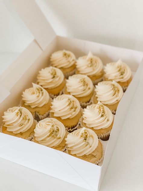 Off White Cupcakes, Gold Cupcakes Ideas, Cupcakes With Gold Sprinkles, White Gold Cupcakes, White And Gold Cupcakes, Neutral Cupcakes, Cupcake Gold, Gold And White Cake, 50th Birthday Party Ideas For Men