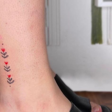 Tater Tot Tattoos • Myla on Instagram: "🌷Cutie tulip adornment for Sophia🌷ty!!! 🥰 . . #ornamentaltattoo #tinytattoo #ignorantstyletattoo #flash" Tulip Tattoo, E Tattoo, Stick And Poke, Tiny Tattoos, Tater Tot, Tatting, Tulips, Flash, Tattoos