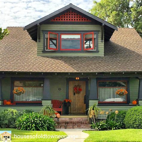 @theamericanhome on Instagram: “Now this is a cute home - love the colors of this California bungalow! (@regrann from @housesofoldtowneorange) #regrann #craftsman…” Colorful Bungalow Exterior, Craftsman Homes Exterior Colors, 1940s Bungalow Remodel, Vintage Exterior House Colors, Craftsmen Exteriors, 1920s Bungalow Exterior, Colorful Home Exterior, Craftsman Bungalow Exterior Colors, Craftsman Exterior Colors Schemes