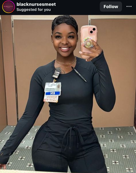 Black Nurses With Tattoos, Black Nurse Fashion, Black Nurse Scrubs Outfits, Cna Black Women, Black Nurse Aesthetic, Black Nurse Lifestyle, Black Crna Nurse Anesthetist, Travel Nurse Black Women, Nursing School Studying Cheat Sheets