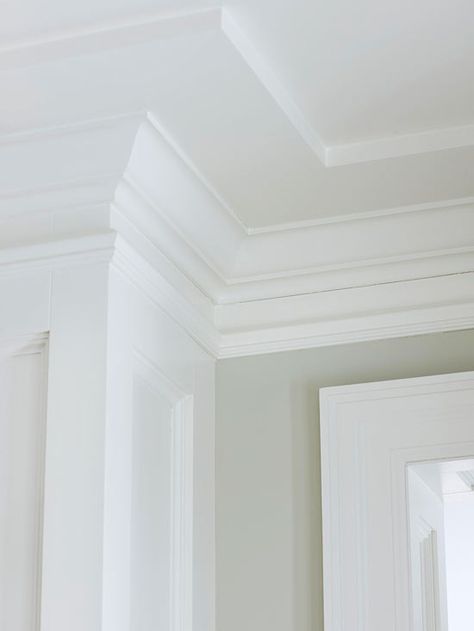 Use the flat 1 x 4 around room on ceiling, them molding to give depth, and maybe transition between rooms Budget Remodel, Crown Moldings, Style Deco, Crown Molding, The Ceiling, Interior Trim, Diy Home Improvement, Home Improvement Projects, Built Ins