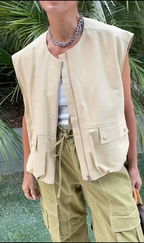 Cargo Vest Outfits For Women, Cargo Vest Outfit, Printed Tshirt Outfit, Vest Outfits For Women, Chic Fashionista, Beige Outfit, Safari Style, Summer Outfit Inspiration, Vest Fashion